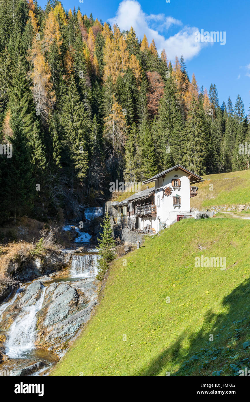 Alten wasserbetriebene Säge befindet sich in der Nähe von den Stromschnellen des Flusses Piave, am Rande des Tals Sesis Sappada in der Provinz Belluno, Region Venetien, Ita Stockfoto