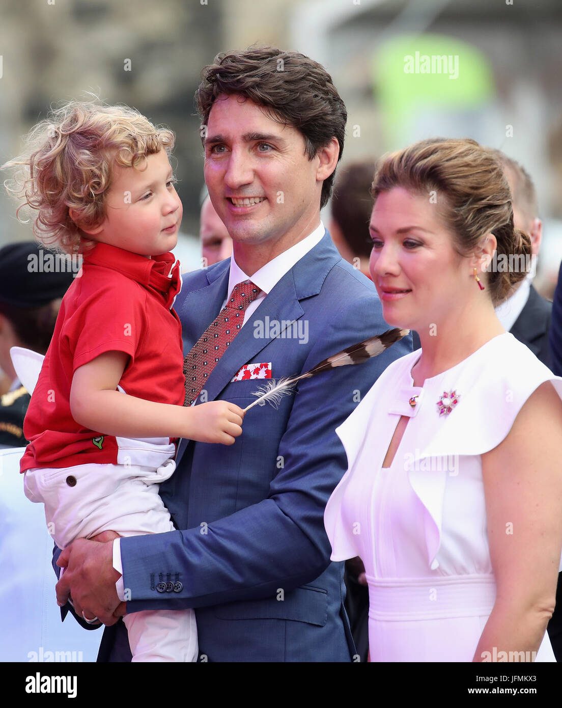 Justin Trudeau, Premierminister von Kanada, seine Frau Sophie Gregoire Trudeau und ihrem Sohn Orgelwettbewerb, für Kanada Tag feiern am Parliament Hill in Ottawa, besuchten von der Prince Of Wales und der Herzogin von Cornwall, am dritten Tag ihres Besuchs in Kanada ankommen. Stockfoto