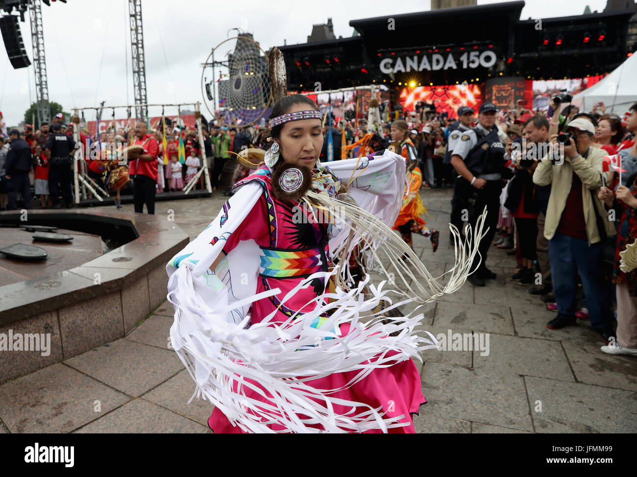 Darsteller nehmen Teil in Canada Day Feierlichkeiten am Parliament Hill während eines Besuchs des Prinzen von Wales und die Herzogin von Cornwall, auf dritten Tag ihres Besuchs in Kanada. Stockfoto