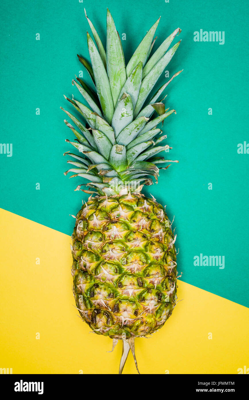 Ananas in eine brasilianische Fahnen Hintergrund Stockfoto