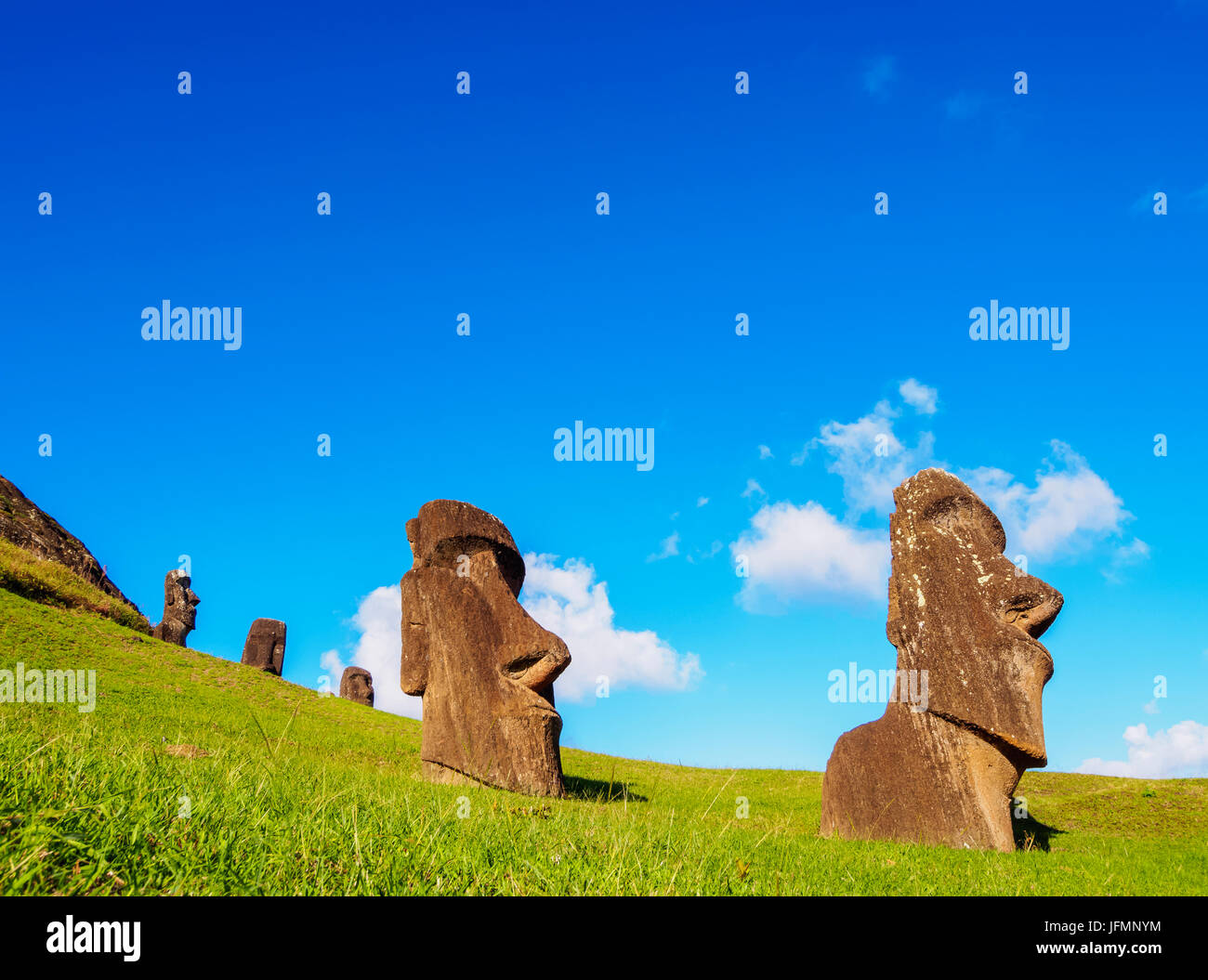 Moais am Steinbruch am Hang des Rano Raraku Vulkan Nationalpark Rapa Nui, Osterinsel, Chile Stockfoto