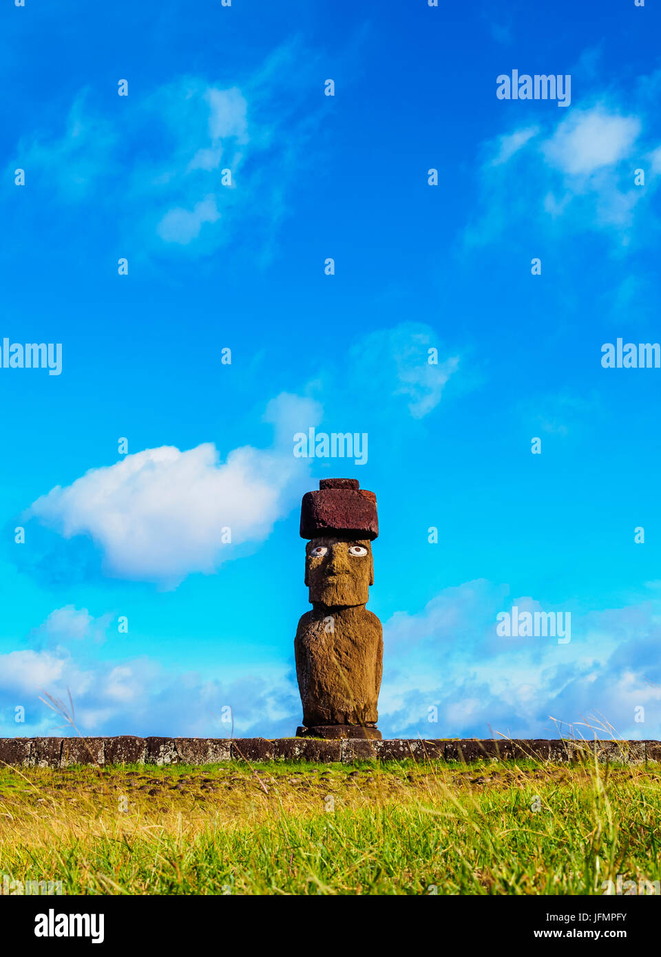 Moai in Ahu Ko Te Riku, archäologischer Komplex von Tahai, Nationalpark Rapa Nui, Osterinsel, Chile Stockfoto