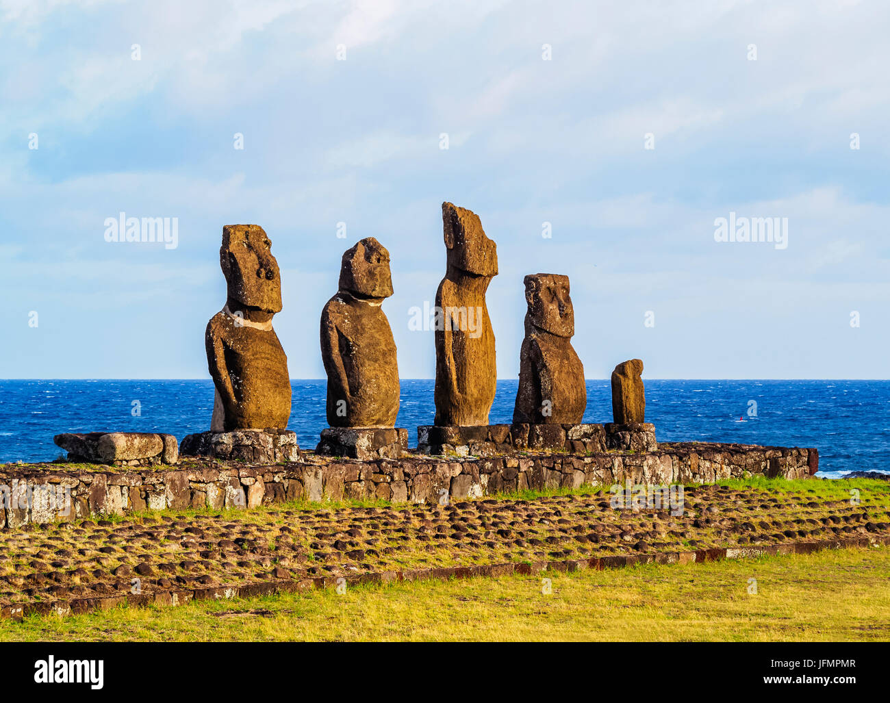 Moais in Ahu Vai Uri, archäologischer Komplex von Tahai, Nationalpark