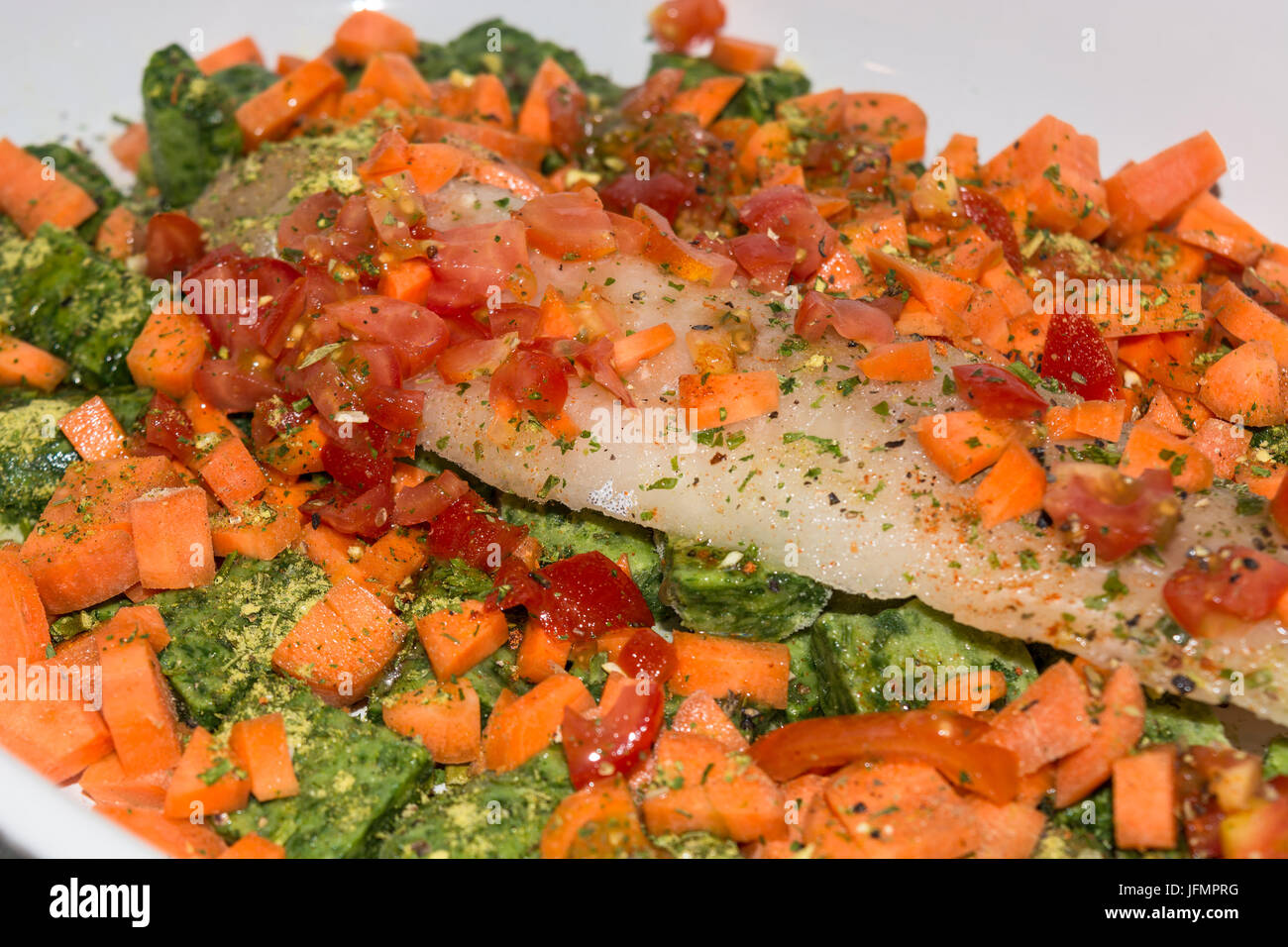 Gesundes Essen, Zusammenstellung Fisch mit Gemüse Stockfoto