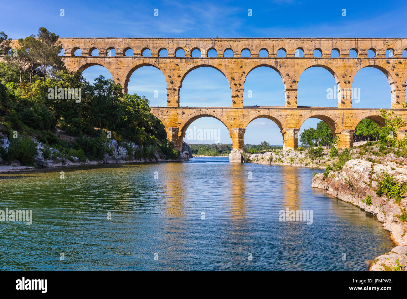 Drei-stöckigen Aquädukt Pont du Gard in Europa Stockfoto