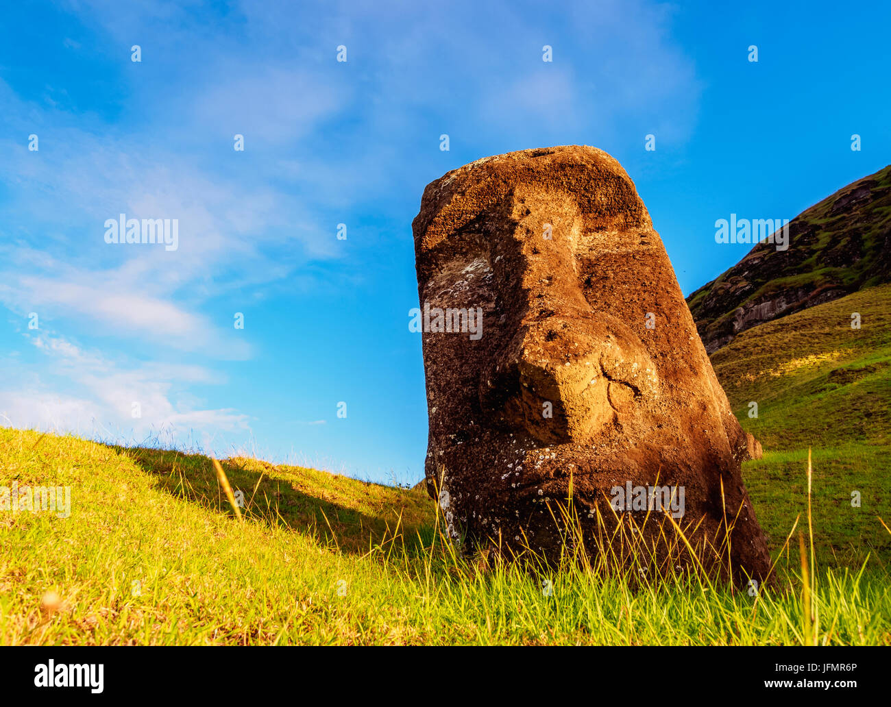 Moai am Steinbruch am Hang des Vulkans Rano Raraku bei Sonnenaufgang, Nationalpark Rapa Nui, Osterinsel, Chile Stockfoto