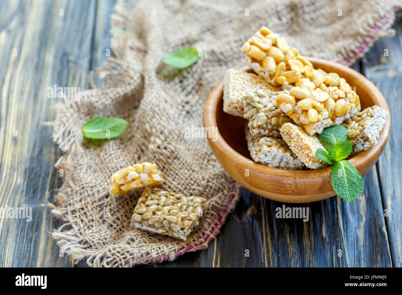 Schüssel an Bars mit Sesam, Sonnenblumenkerne und Erdnüsse. Stockfoto