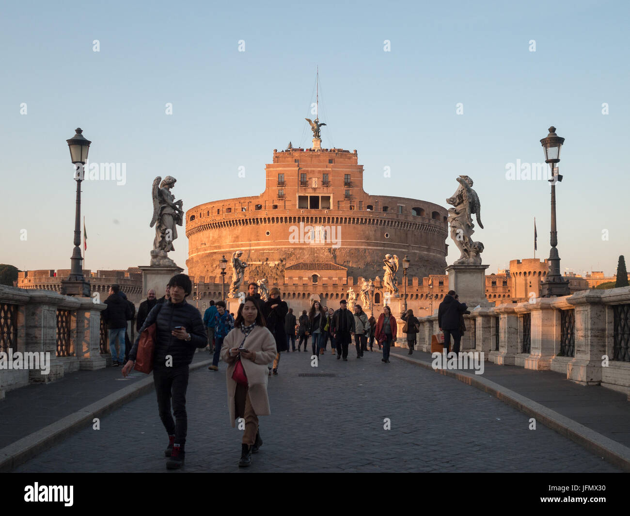 Touristen auf Sant'Angelo Brücke mit Schloss Sant'Angelo im Hintergrund Stockfoto