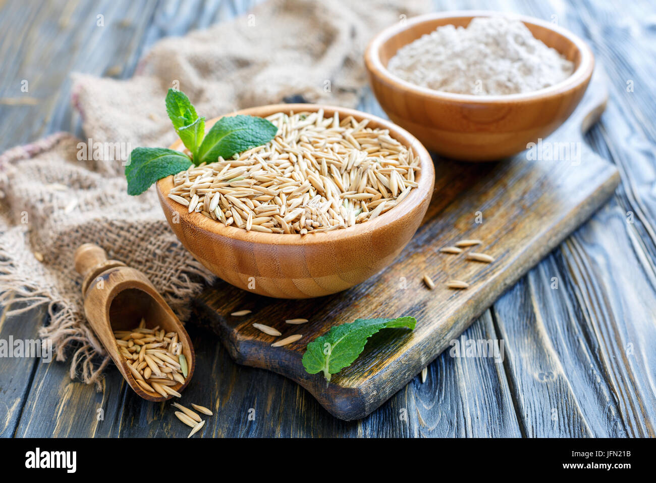 Schalen von Hafer, Hafer und hölzerne Schaufel. Stockfoto