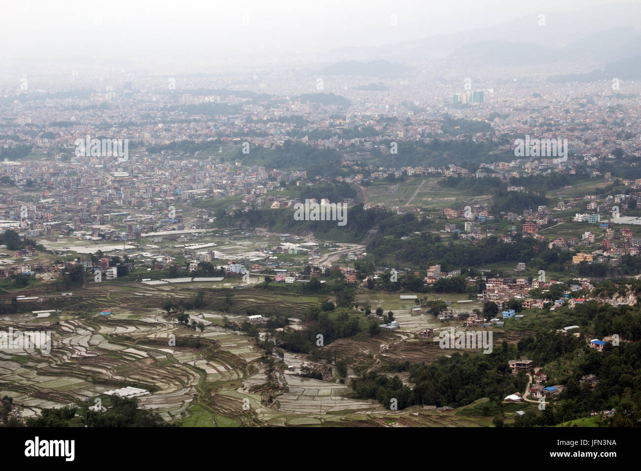 Die Reis-Plantagen und die Aussicht auf die Stadt im Kathmandu-Tal Shivapuri Nagarjun Nationalpark, Nepal Stockfoto