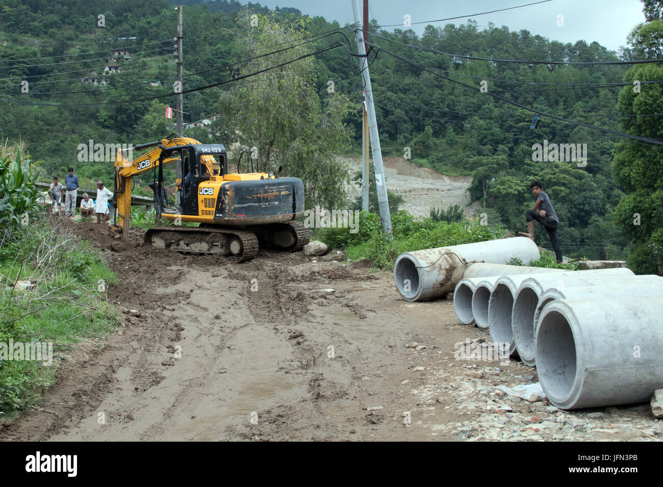 Die Verlegung von Wasserleitungen im Rahmen des Projekts Melamchi Trinkwasser in der Nähe von Shivapuri Nagarjun Nationalpark, Nepal Stockfoto