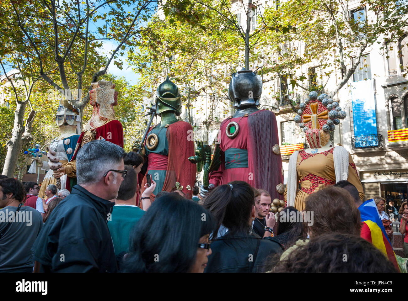 BARCELONA, Spanien - SEPTEMBER 11: Leute, welche an die Menschenkette "Katalanisch Weg" über alle Katalonien, Stille Demonstration für unabhängiges Katalonien ich Stockfoto