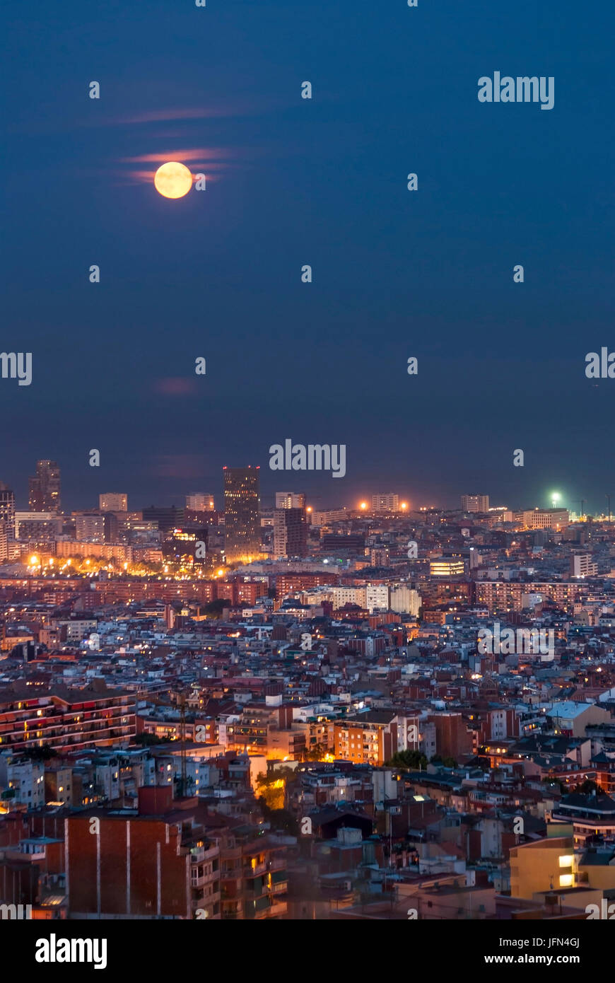 Barcelona bei Nacht mit Vollmond, Katalonien, Spanien Stockfoto