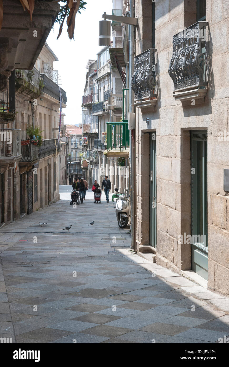 VIGO, Spanien - 7. APRIL: Passanten auf den Straßen von Zentrum von Vigo. Aufgenommen in Vigo, Galizien, Spanien am 7. April 2013 Stockfoto