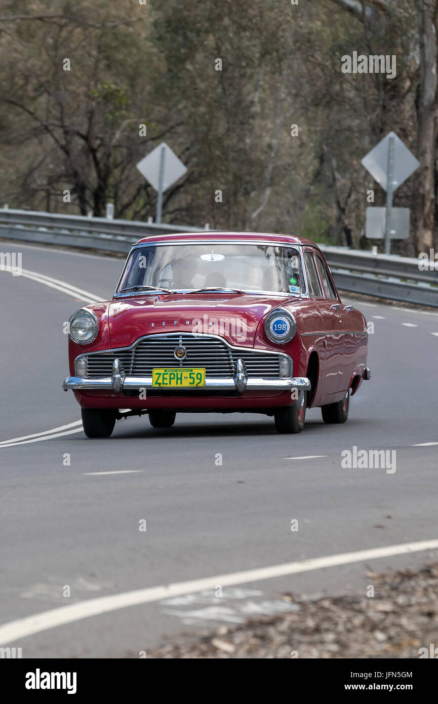 Jahrgang 1959 Ford Zephyr Limousine fahren auf der Landstraße in der Nähe der Stadt Birdwood, South Australia. Stockfoto