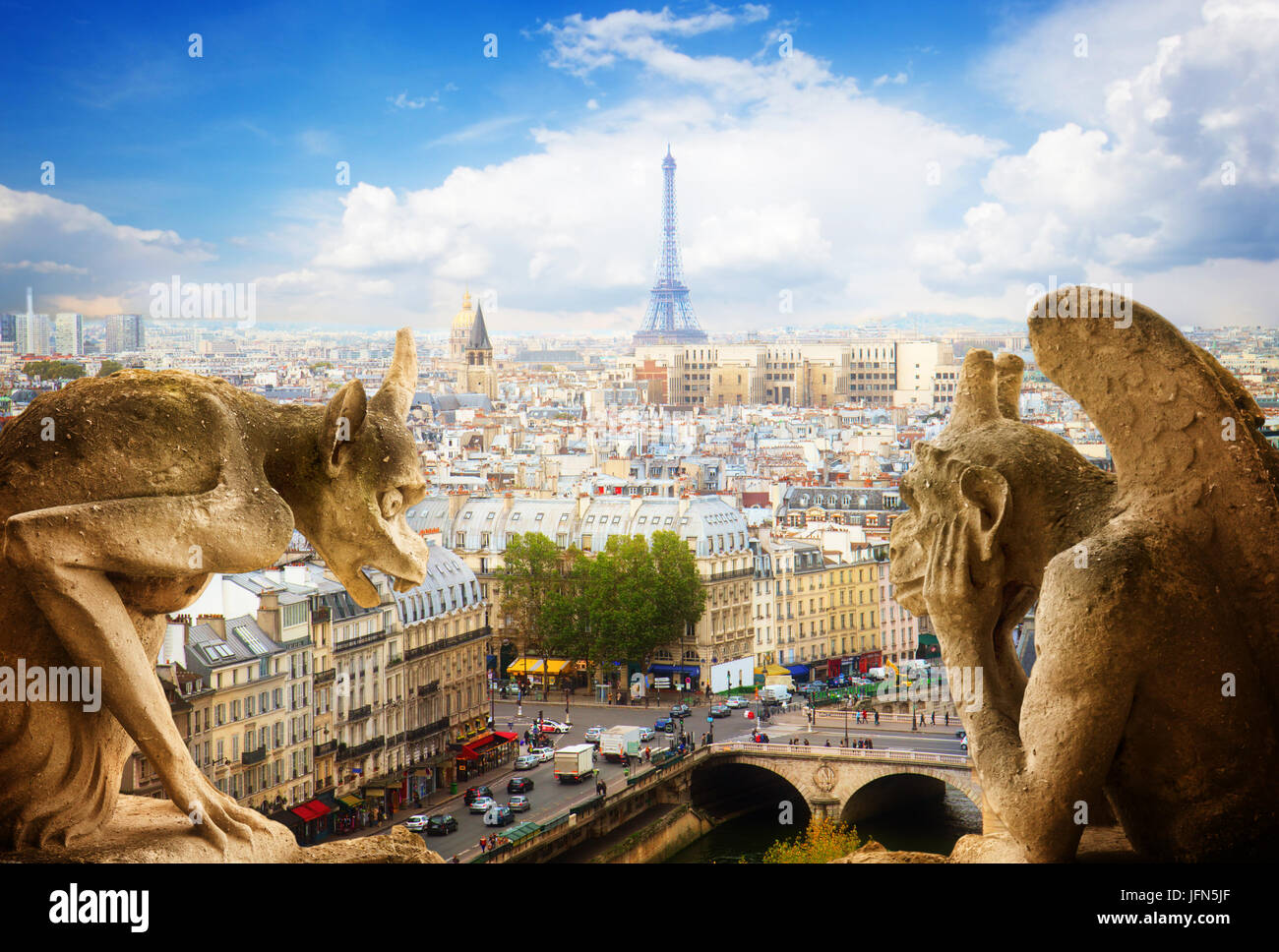 Wasserspeier an der Notre Dame Kathedrale und die Stadt von Paris, Retro-getönt Stockfoto