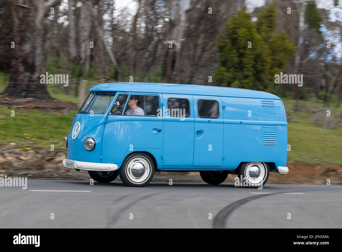 Jahrgang 1959 VW-Kombi-Bus fahren auf der Landstraße in der Nähe der Stadt Birdwood, South Australia. Stockfoto
