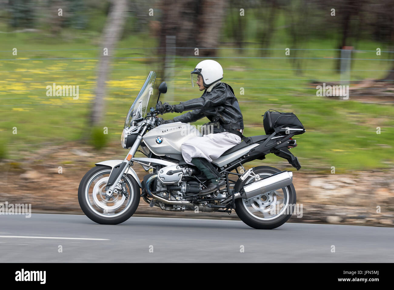 BMW Motorrad fahren auf der Landstraße in der Nähe der Stadt Birdwood, South Australia. Stockfoto