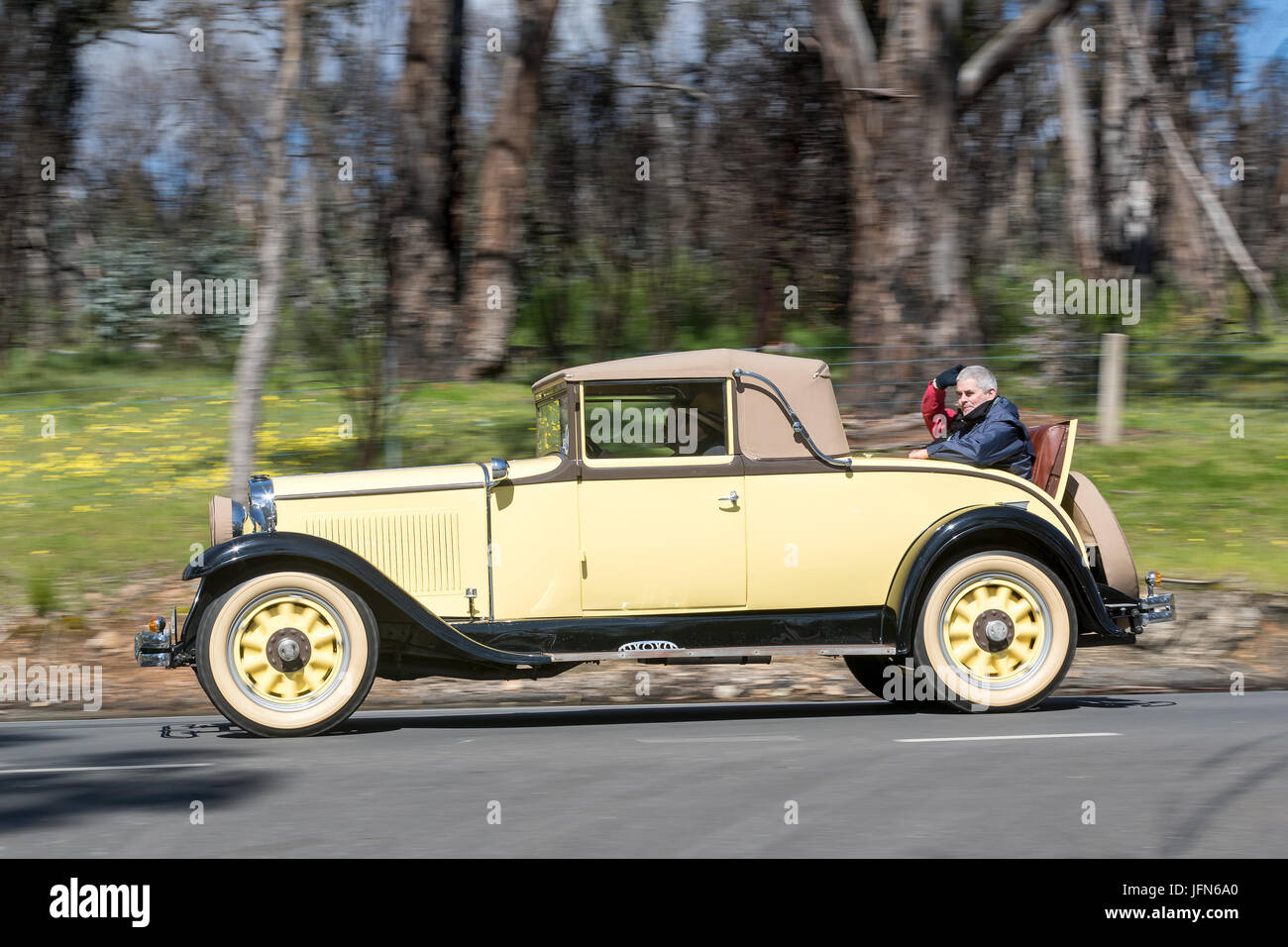 Jahrgang 1929 Nash Advanced 6 Cabriolet fahren auf der Landstraße in der Nähe der Stadt Birdwood, South Australia. Stockfoto