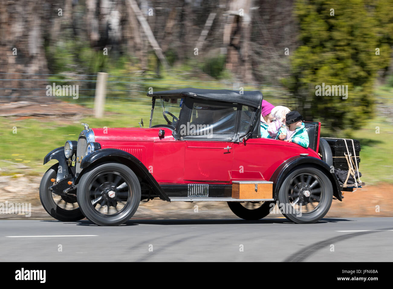 Jahrgang 1927 Willys Whippet 96 Roadster fahren auf der Landstraße in der Nähe der Stadt Birdwood, South Australia. Stockfoto