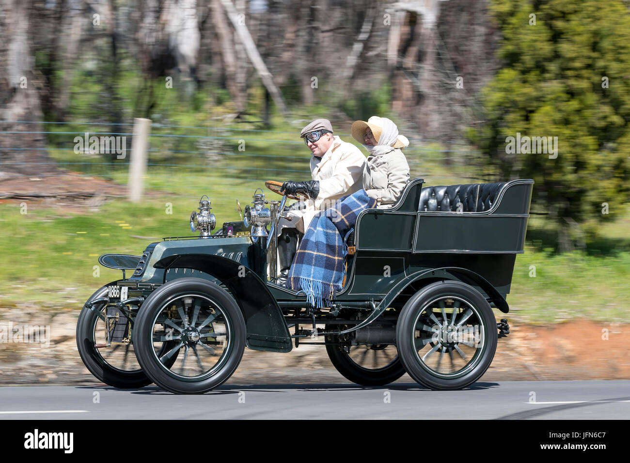Jahrgang 1904 De Dion Bouton 8 hp V Tonnaeu fahren auf der Landstraße in der Nähe der Stadt Birdwood, South Australia. Stockfoto