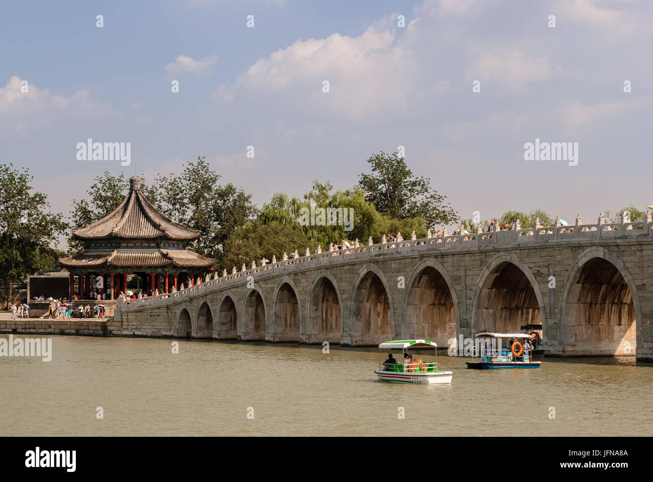 Die siebzehn-Bogen-Brücke in dem Kunming-See in Peking Stockfoto