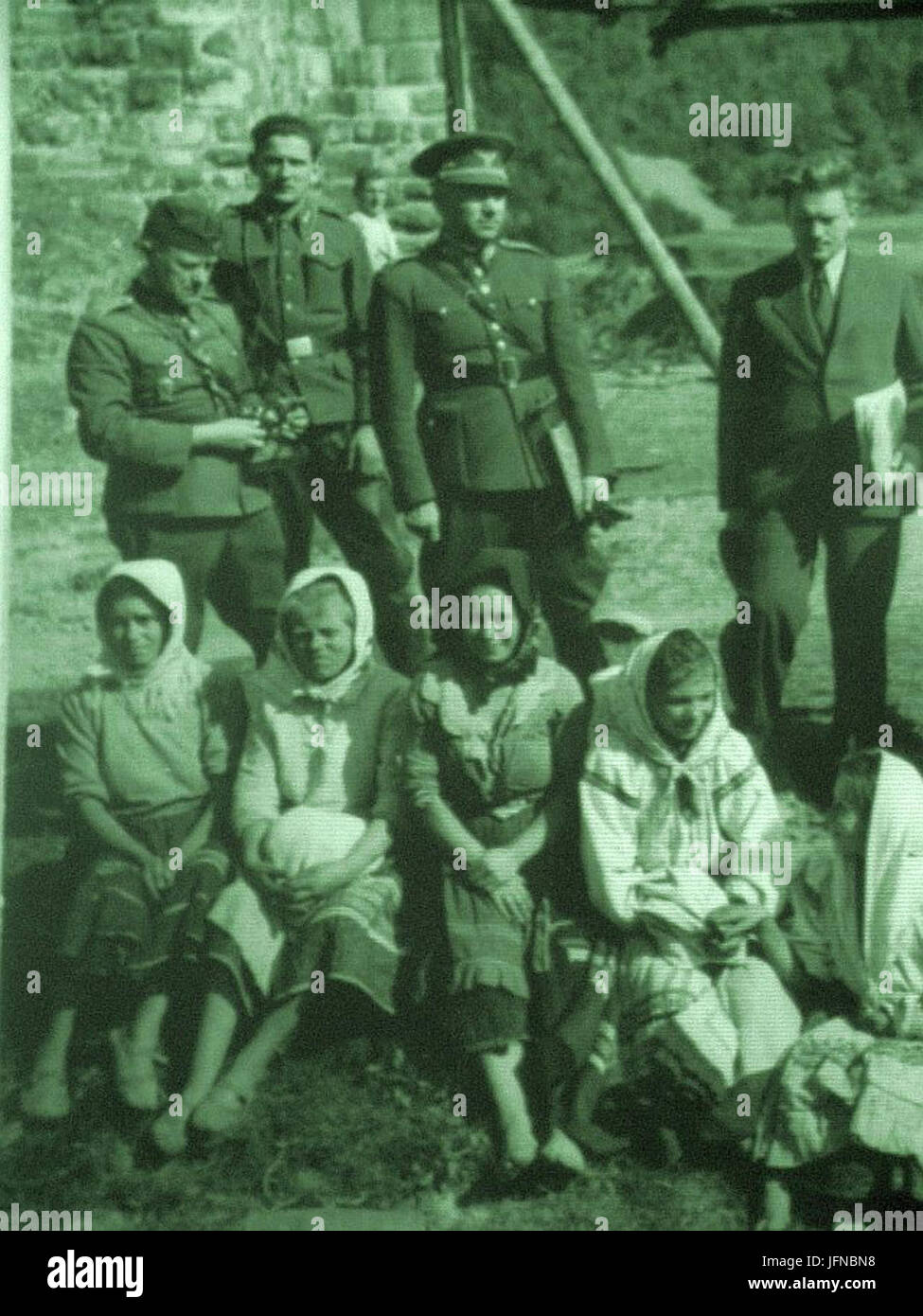 05577 slowakische Soldaten posiert mit ukrainische Zivilisten in Komańcza, Ferdinand ČatloC5A1 (Mitte) - Slowakische Invasion von Polen (1939) Stockfoto