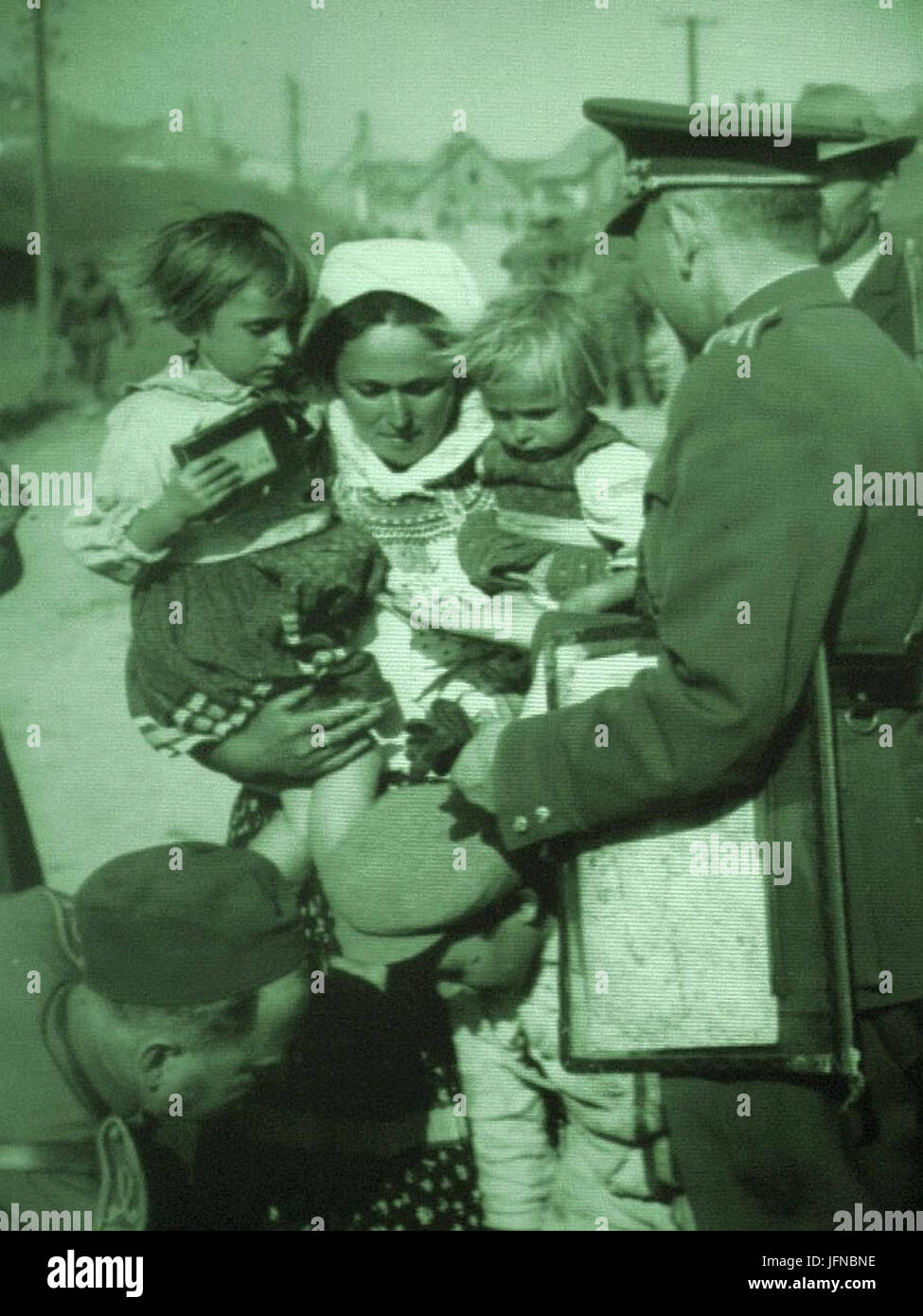 05580 Ferdinand ČatloC5A1 Komancza - slowakische Soldaten posiert mit ukrainische Zivilisten in Komańcza-slowakische Invasion von Polen (1939) Stockfoto