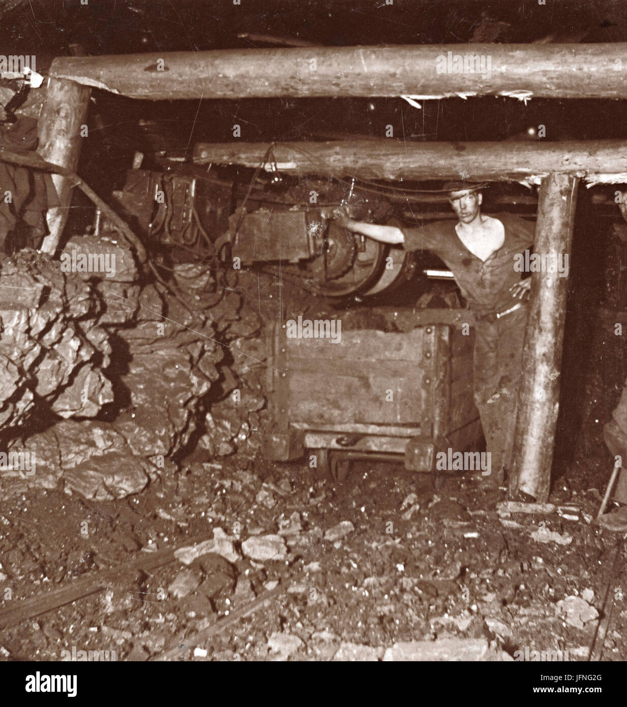 Collier Arbeitsmaschine Transport von Kohle aus dem Gesicht schneiden zu einem Wagen oder Wanne für den Transport aus dem Bergwerk, c.1920s, UK Stockfoto