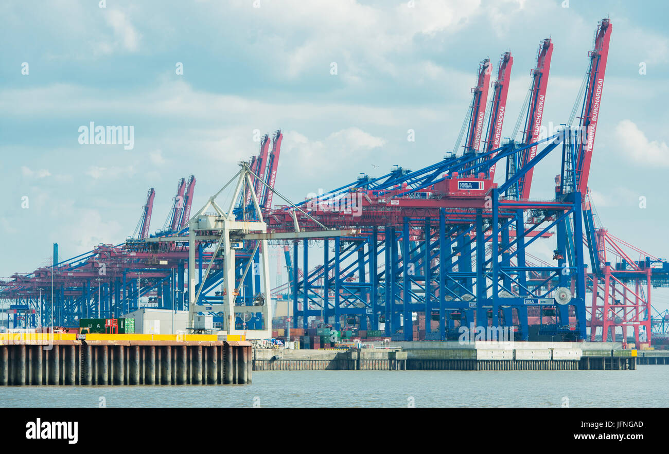 Container Terminal Burchardkai in Hamburg an der Elbe Stockfoto