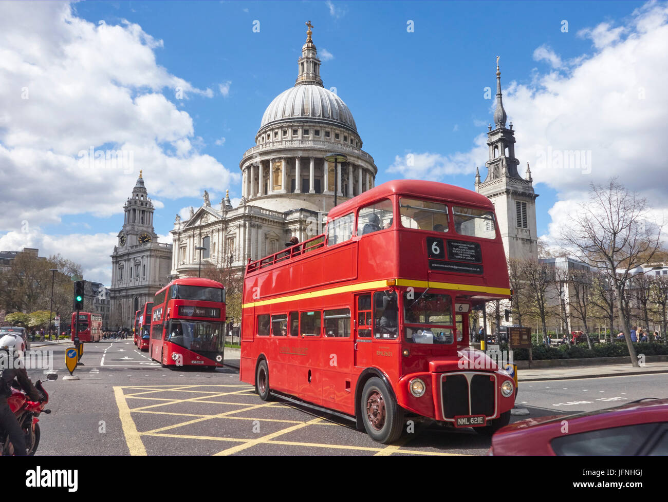 Roten Londoner Busse, die St Paul's Cathedral, City of London, England, UK, GB Stockfoto