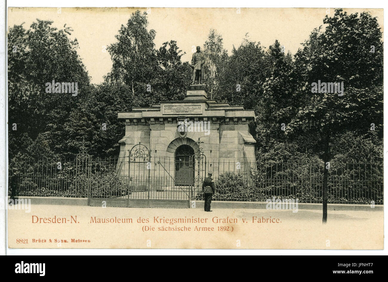 Diese Postkarte aus Dresden von 1907 zeigt das Mausoleum des sächsischen Kriegsministers Grafen von Fabrice. Es wurde von Brück & Sohn Kunstverlag herausgegeben und bietet einen historischen Blick auf Dresdens Architektur und Denkmalstrukturen. Stockfoto