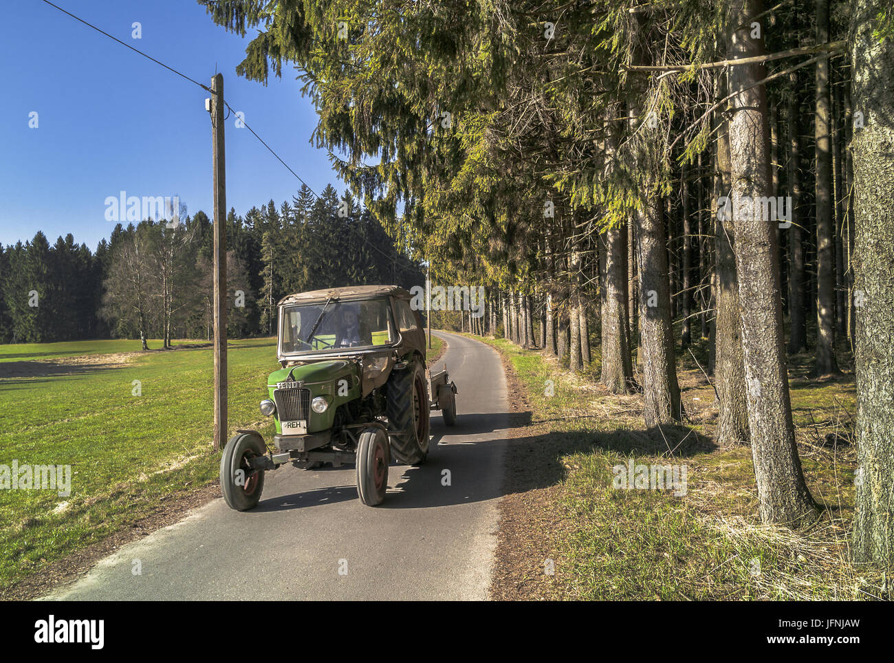 Mit dem alten Traktor auf dem Weg. . . Stockfoto