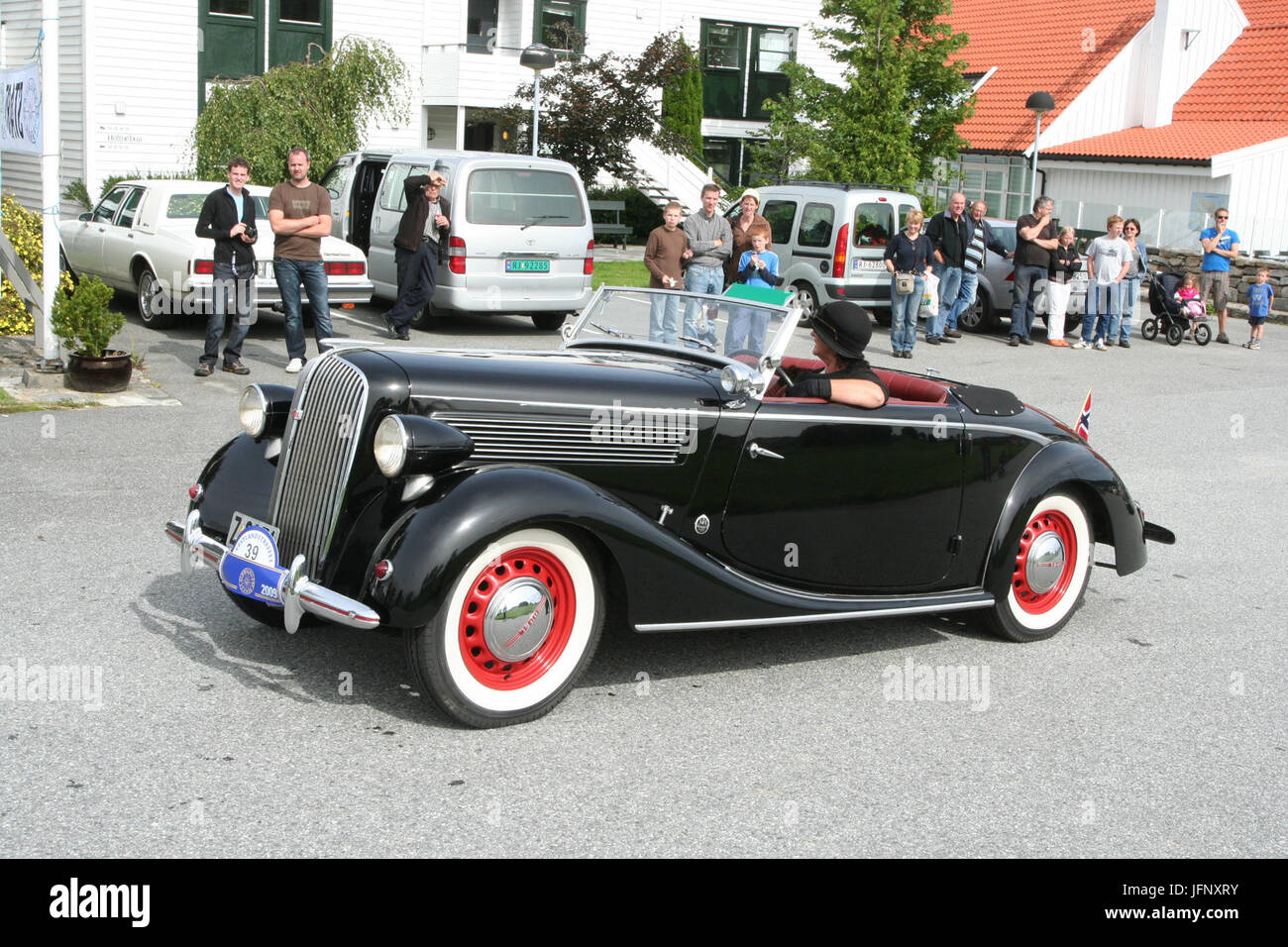 1937 Opel Gläser Super Six 2-türiges Cabriolet, Besitzer Sissel M Romslo  tadellos in passender Kleidung IMG 9336 Stockfotografie - Alamy