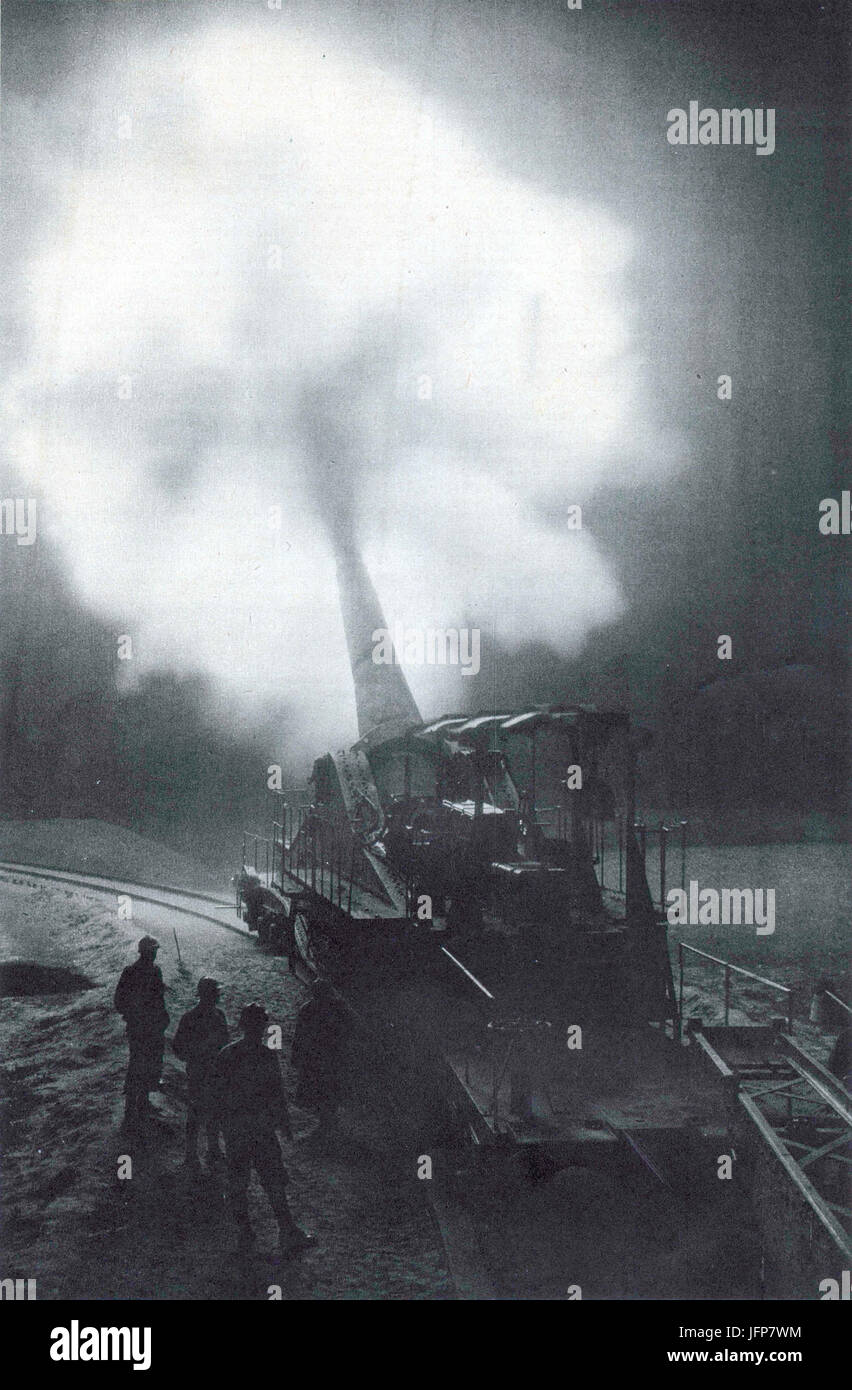 Ein Bild, das die A.L.G.P. (Heavy Artillery with Great Power) zeigt, zeigt ein 320-mm-Artillerieobjekt in Aktion während einer nächtlichen Schießübung, wobei die militärische Technologie und der Einsatz von Artillerie hervorgehoben werden. Stockfoto