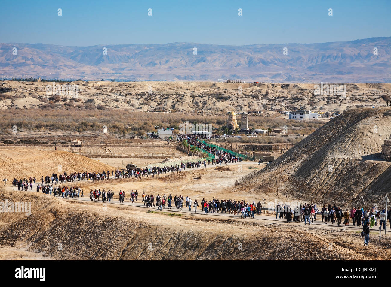 Touristen und Pilger zu Fuß nach dem Besuch der Jordan Stockfoto