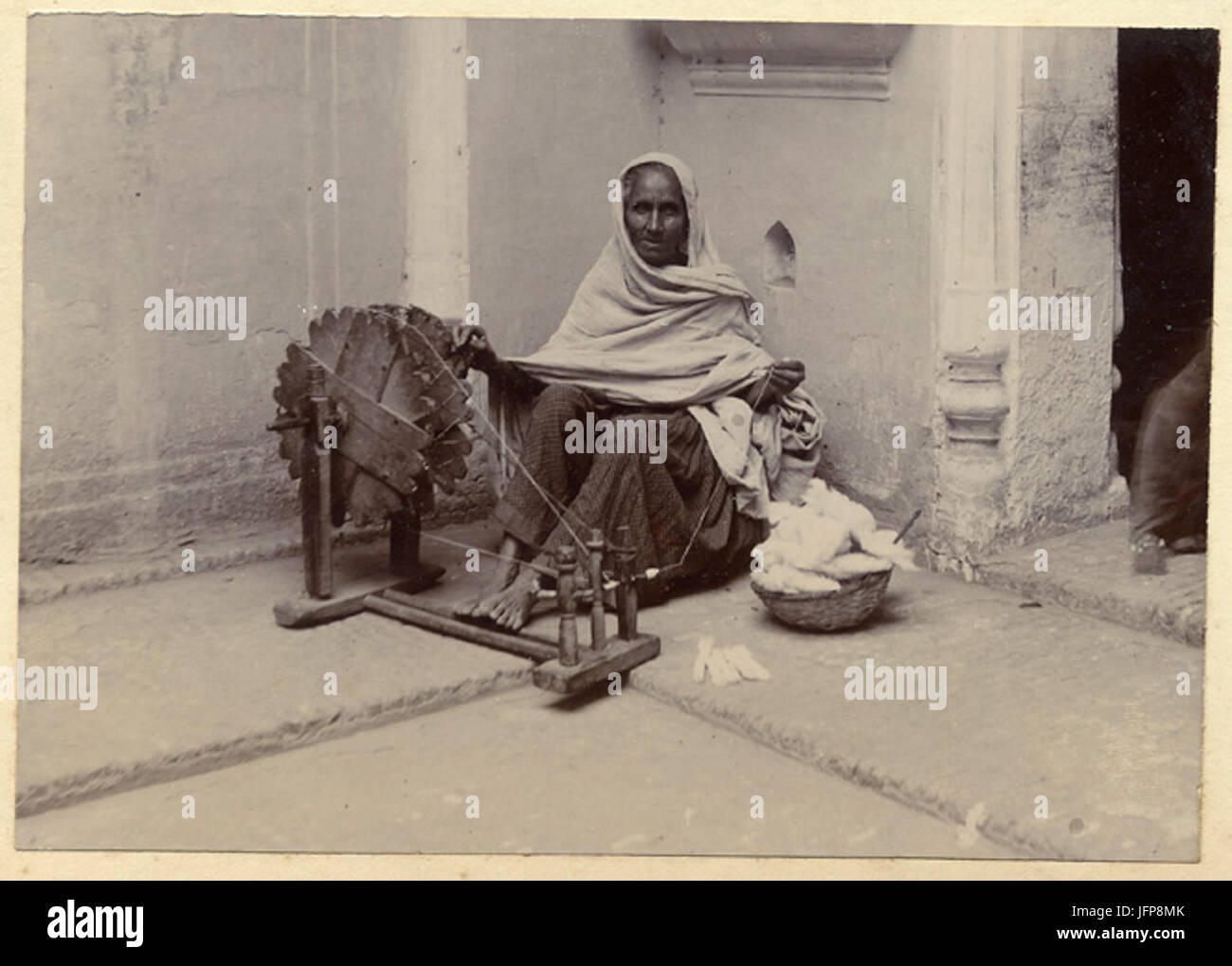 Eine Frau an einem Spinnrad 28a Silber Gelatine photograph29 c.1890s Stockfoto