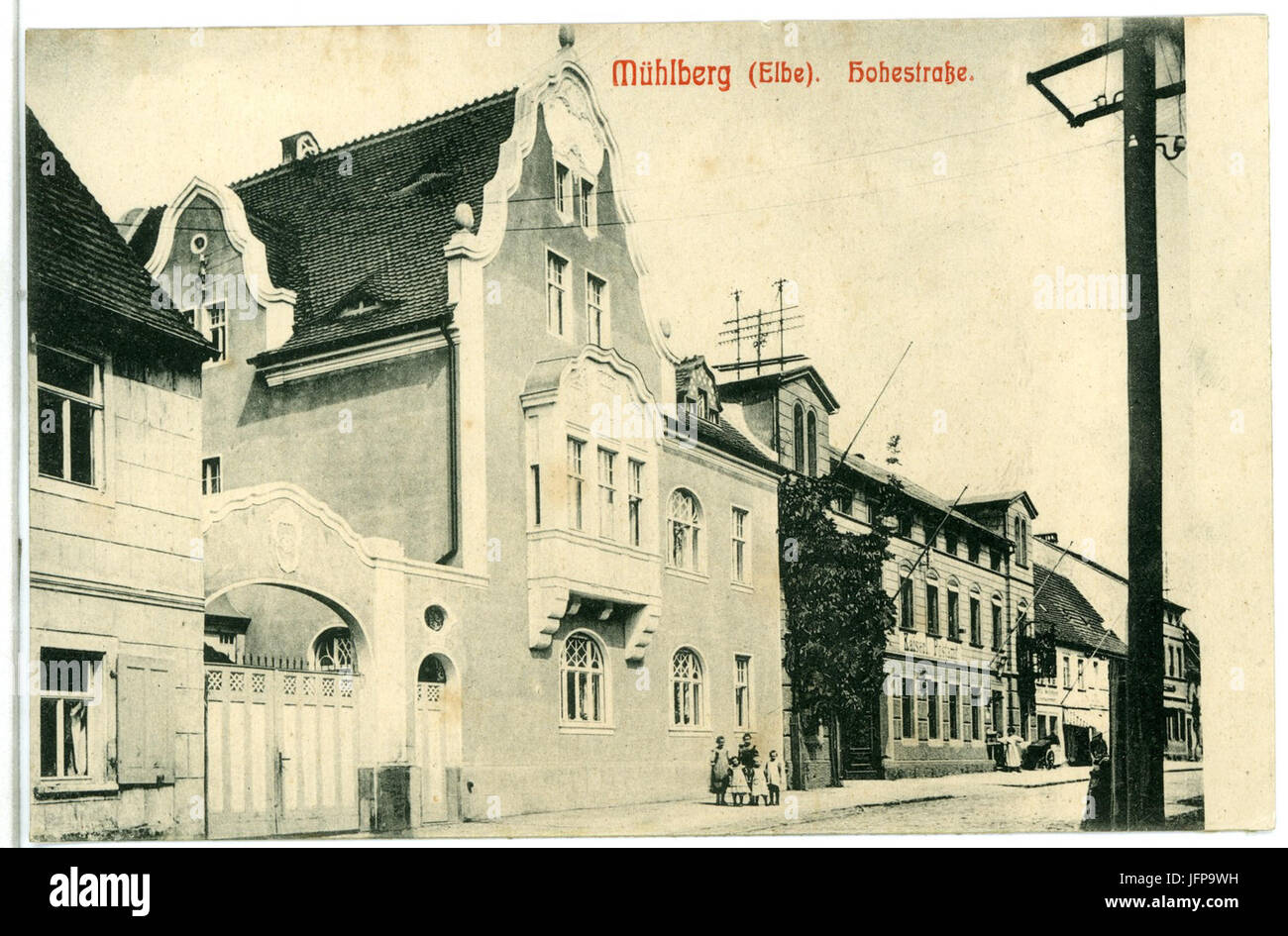 Die Sammlung von 1909 Postkarten, die Brück & Sohn veröffentlicht hat, zeigt Gebäude, Tore und Postämter in Mühlberg/Elbe, Brandenburg. Die Postkarten dienen als visuelle Dokumentation der Architektur und Infrastruktur des frühen 20. Jahrhunderts in der Region. Stockfoto