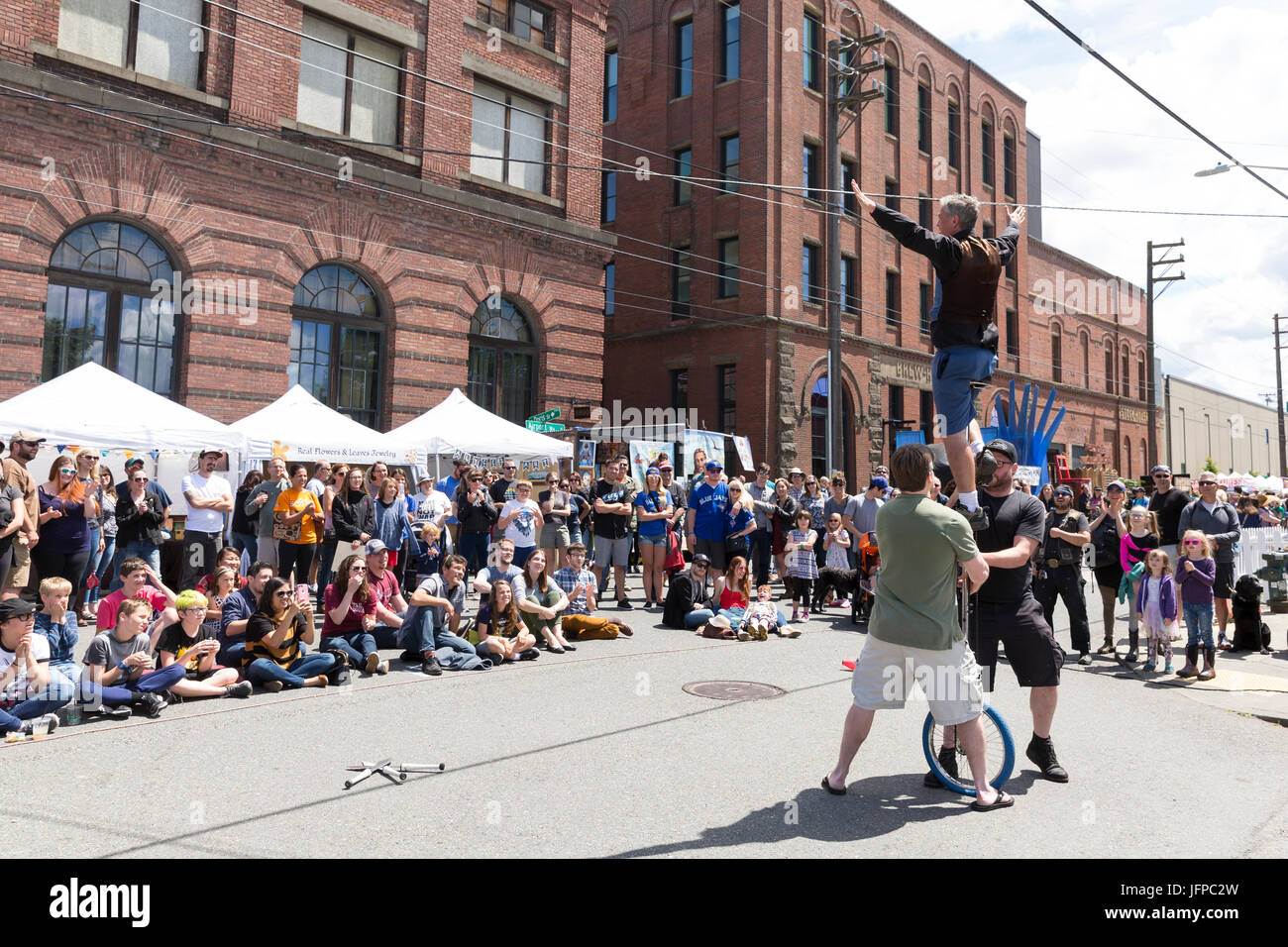 Seattle, Washington: Acrobat auf einem Einrad in Georgetown Karneval 2017 durchführen. Gesponsert von der Georgetown Merchants Association, die jährliche m Stockfoto