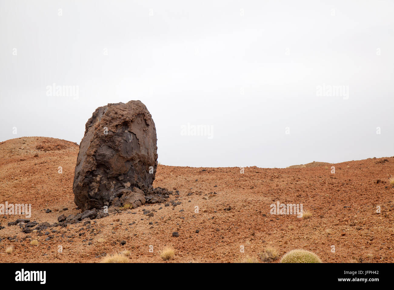 Kanarischen Inseln, Teneriffa, dunkle Lava Kugeln "Huevos del Teide", Eiern des Teide, orange an den Hängen der Montana Blanca Stockfoto