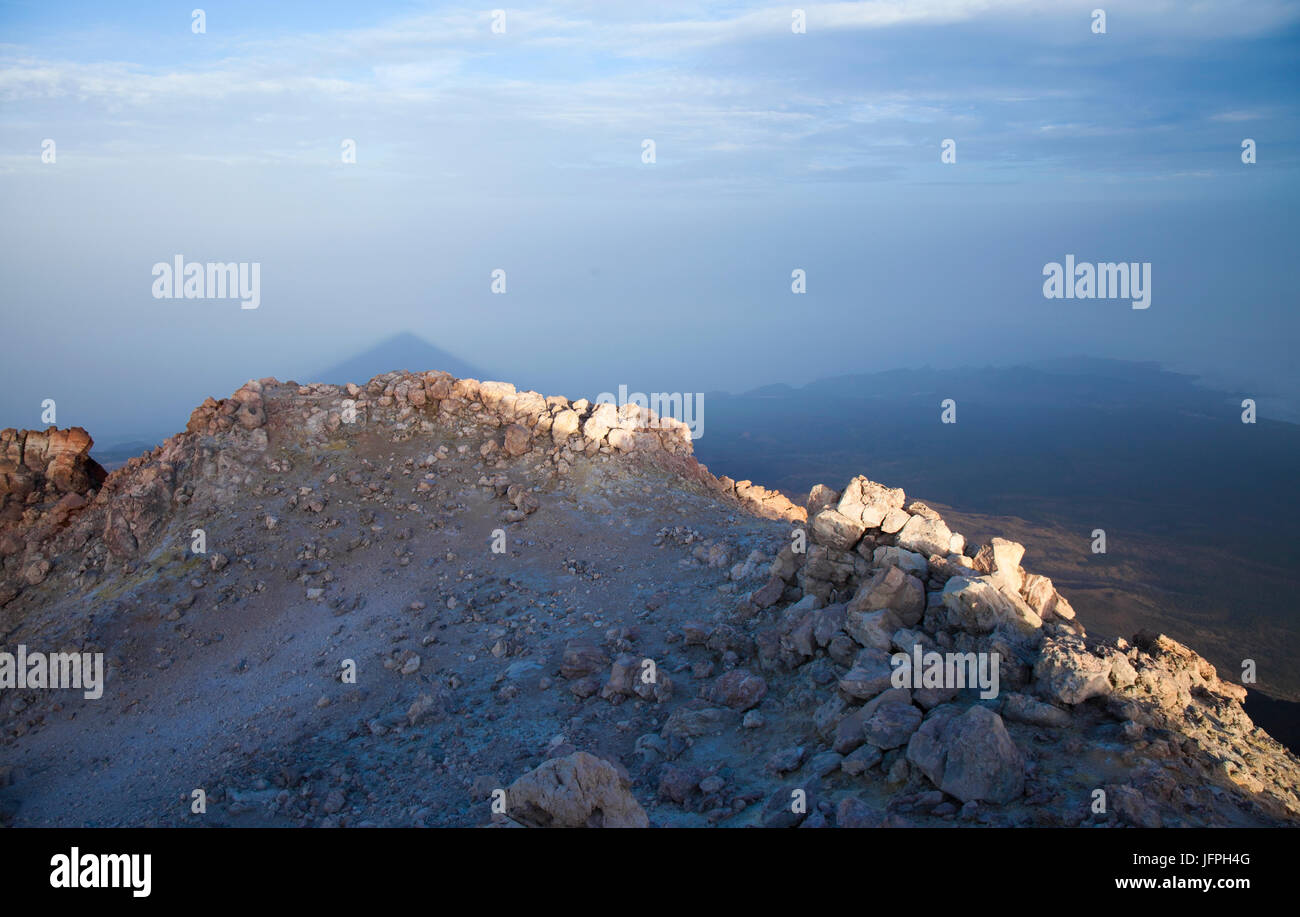 Kanarischen Inseln, Teneriffa, von der Spitze des Teide, der höchste Berg in Spanien; Mal kurz nach Sonnenaufgang, dreieckige Schatten von Tiede auf den Nebel unten Stockfoto