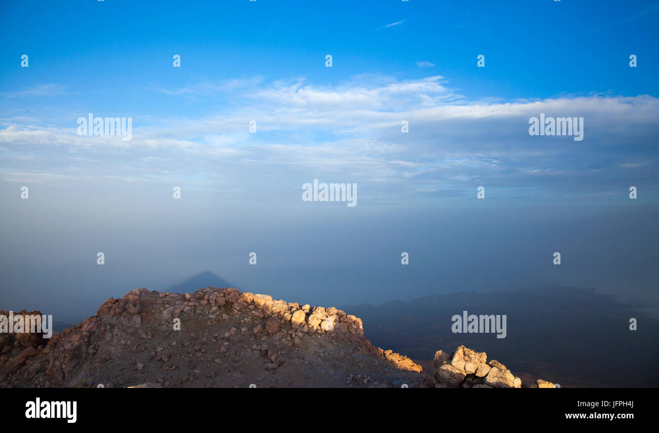 Kanarische Inseln, Teneriffa, vom Gipfel des Teide, dem höchsten Berg Spaniens; Zeit kurz nach Sonnenaufgang, dreieckiger Schatten des Teide auf Nebel darunter Stockfoto