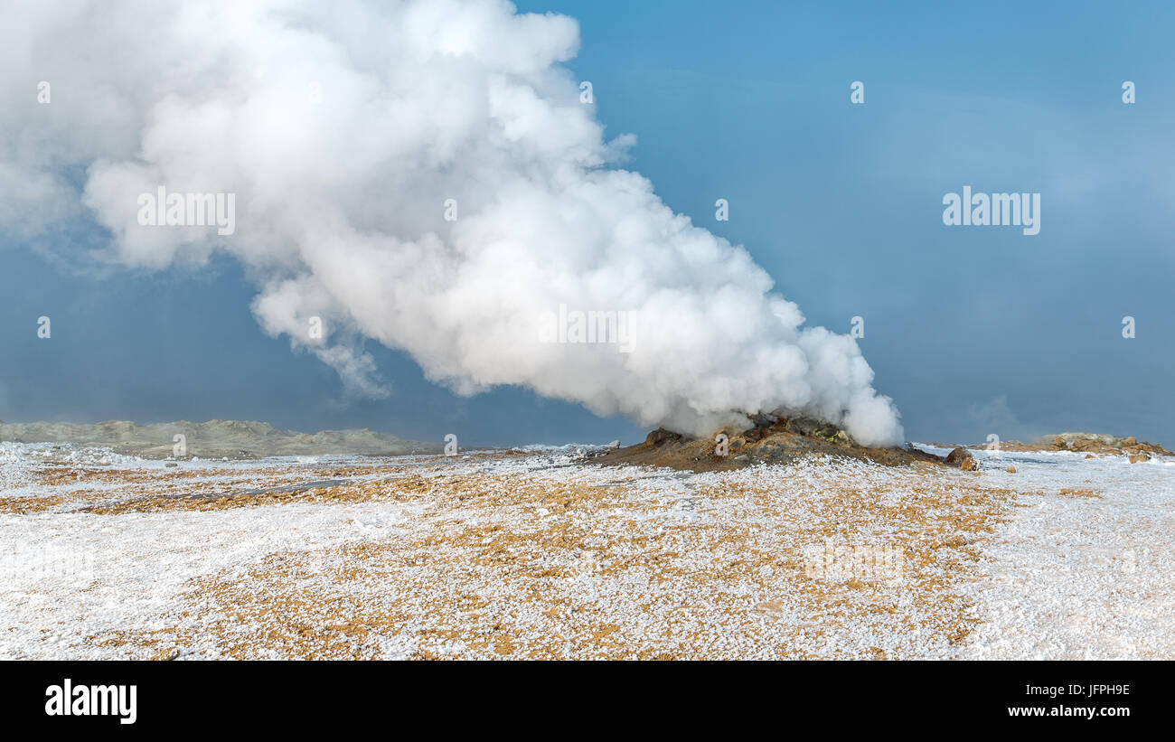 Stapeln im Hverir geothermische Gebiet zu rauchen Stockfoto