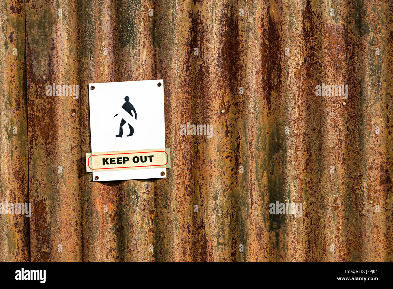 Verblasste halten Schild auf Rost Metall, Llangollen, Denbighshire, Wales Stockfoto