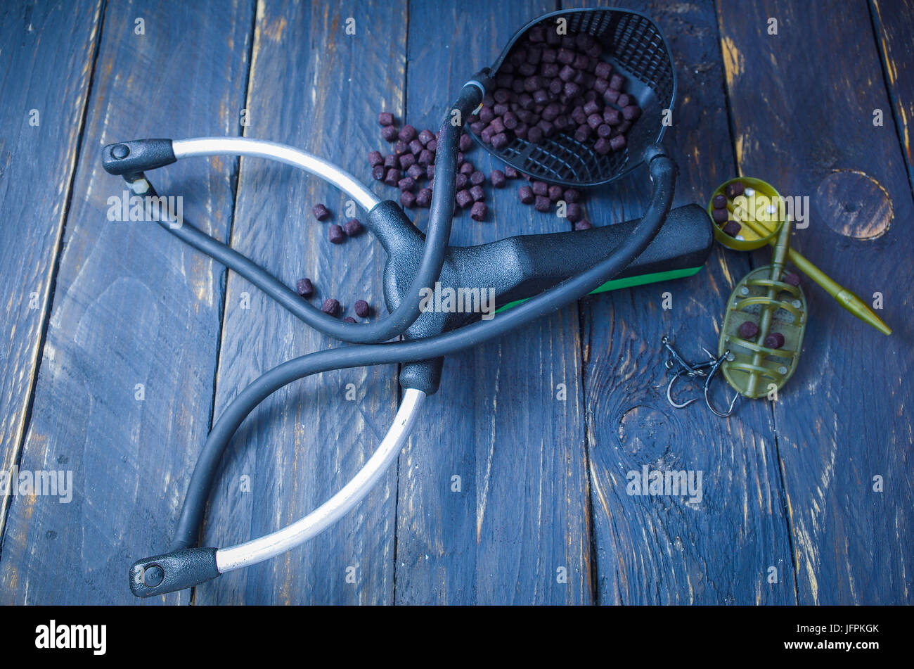 Sport Schleuder, Feeder, Haken, Pellets füttern. Karpfen Sie Angeln. Stockfoto