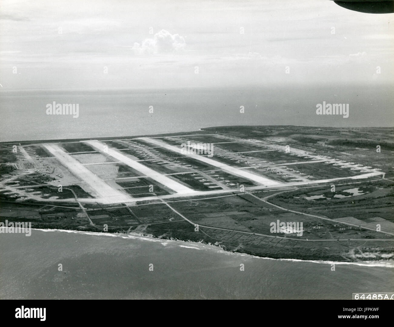 Luftaufnahme des Flugplatzes USA auf Tinian auf den Marshall-Inseln. Die Atombombe-Missionen wurden von diesem Flugplatz gestartet. 31. März 1945 Stockfoto