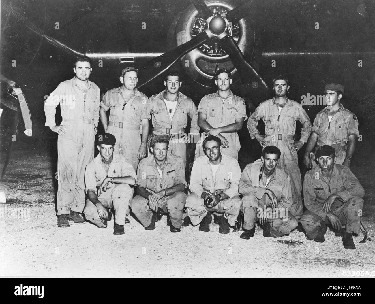 Major Charles W. Sweeney (stehend links), befehlshabender Offizier 393rd Bombardierung Geschwader und Pilot von "The Great Artiste" und seine Crew. Sweeney und seine Crew begleitet Tibbets und 'The Enola Gay' auf der Hiroshima atomare Bombardierung-Mission. 6. August 1945 Stockfoto