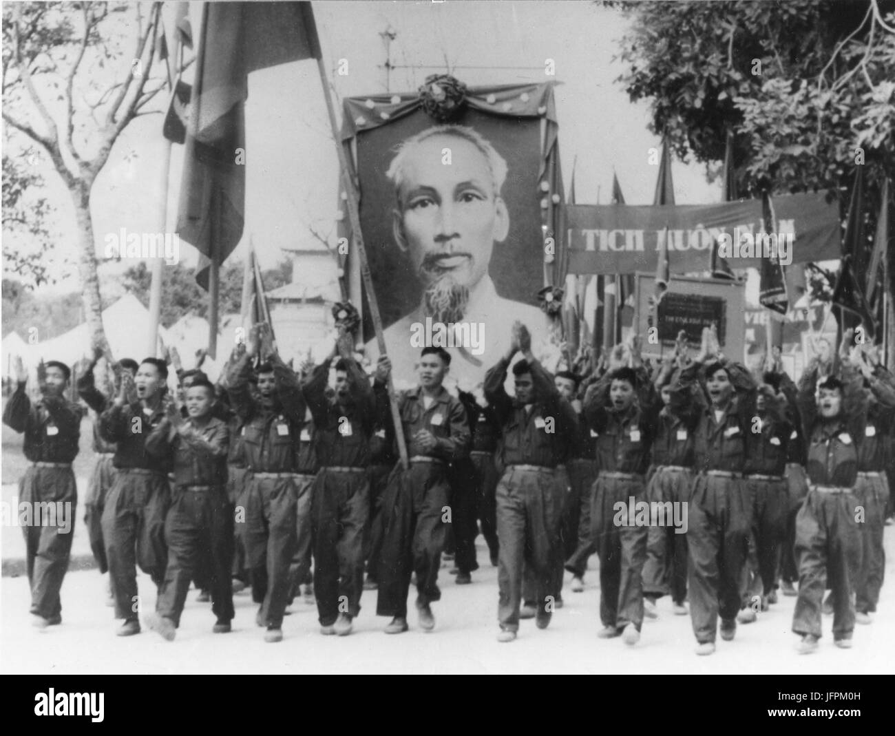 Uniformierte Studenten tragen Porträt des Präsidenten Ho Chi Minh während der Parade. Hanoi, Vietnam. 1965 Stockfoto
