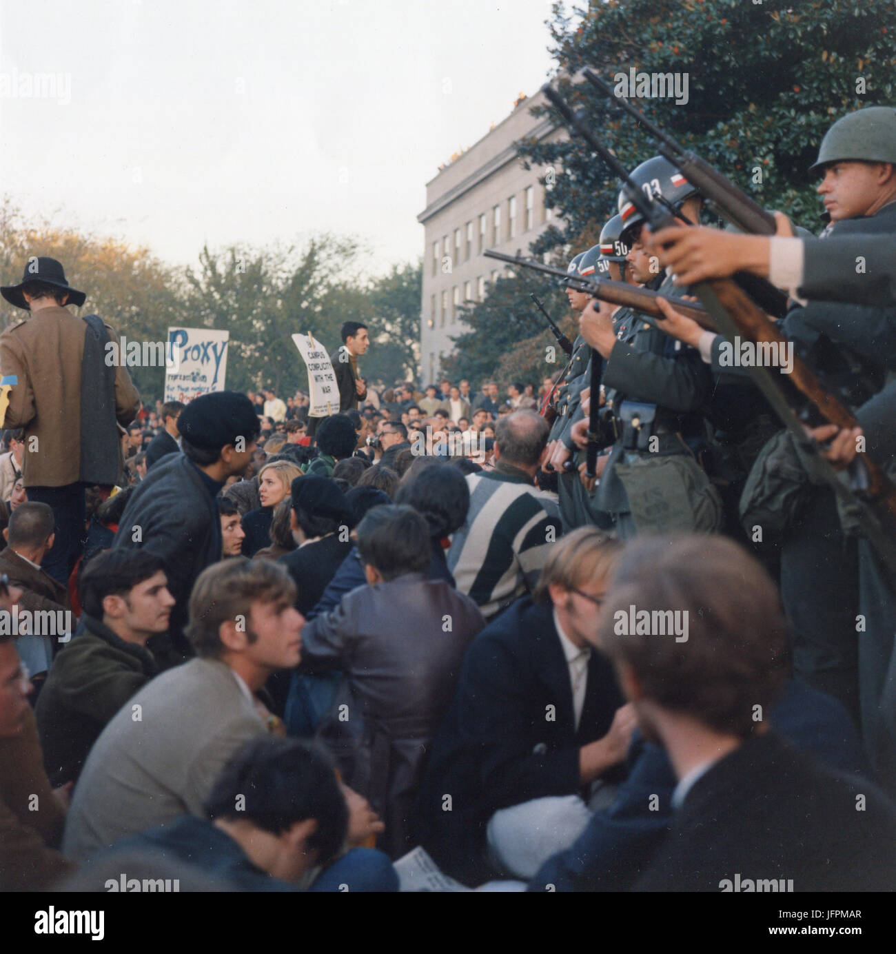 Mitglieder der Militärpolizei halten wieder Demonstranten während ihre Sit-in am Malleingang ins Pentagon. Washington, DC, 11. Oktober 1967. Stockfoto