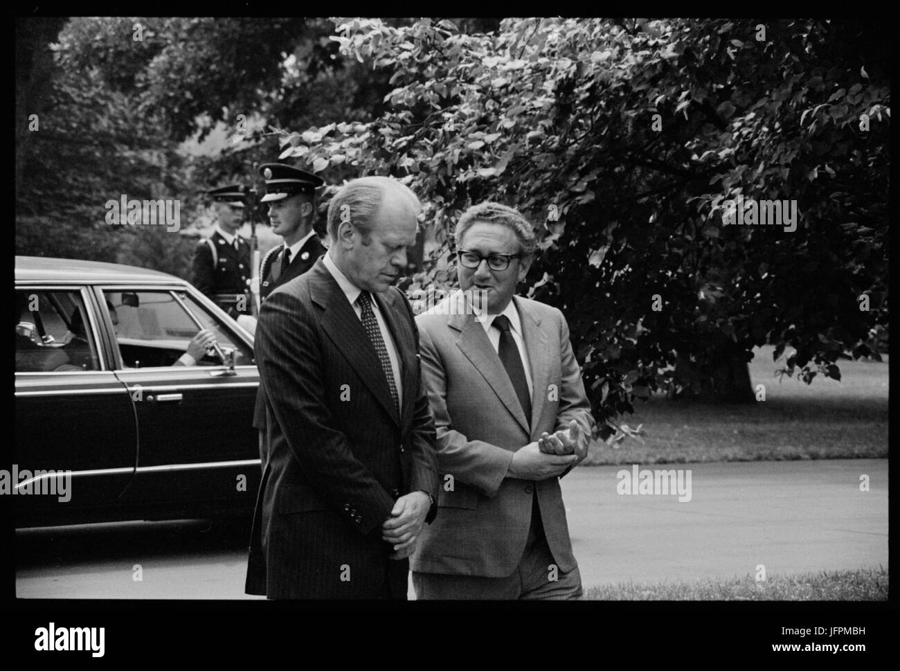 Präsident Gerald Ford und Staatssekretär Henry Kissinger, unterhalten, auf dem Gelände das Weiße Haus, Washington, D.C., 16. August 1975. Foto von Thomas O'Halloran. Stockfoto